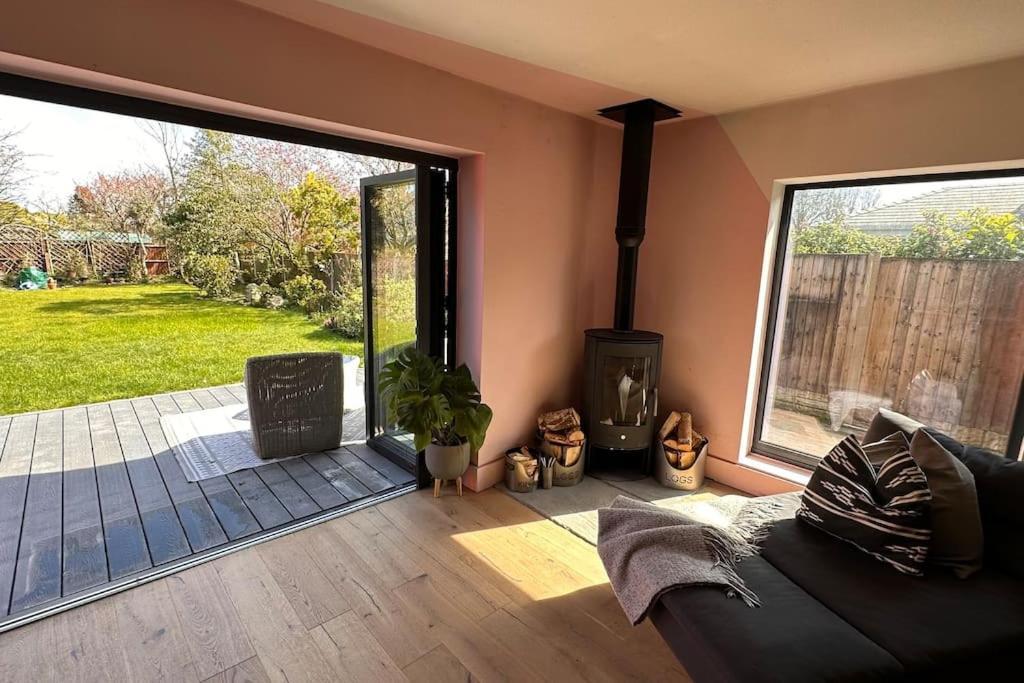 Formby, Spacious True Bungalow Steps From Beach Екстер'єр фото